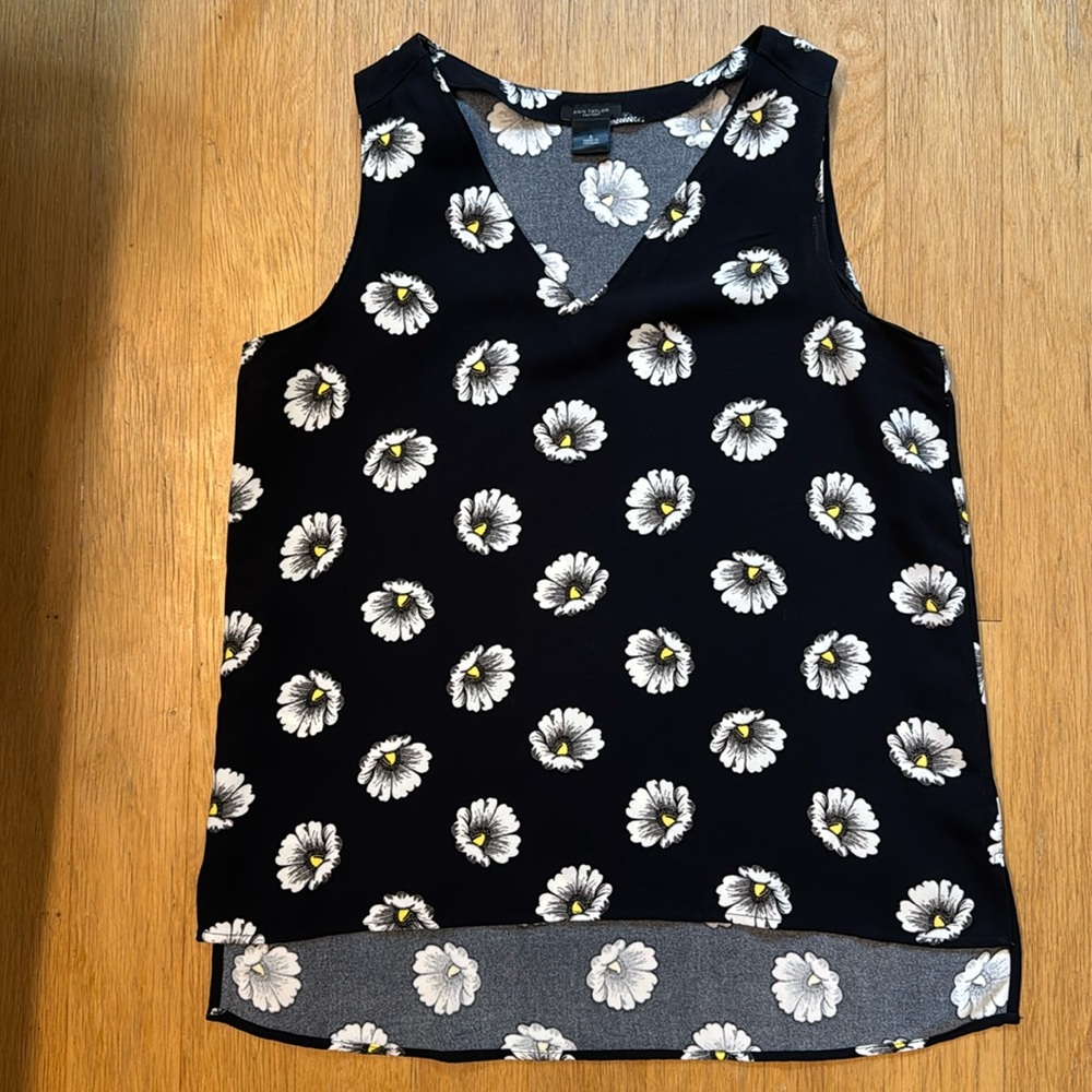 Ann Taylor small V neck tank top